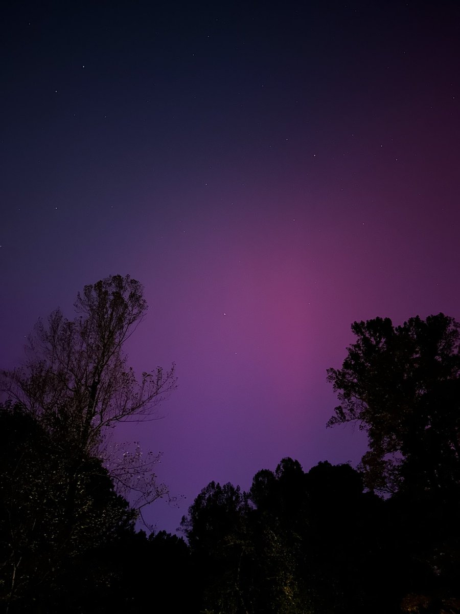 duvs's tweet photo. Northern lights from West Ellicott City around 7:30 PM. @capitalweather https://t.co/2e610hgi6C