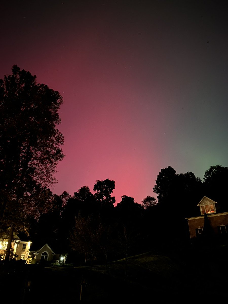 duvs's tweet photo. Northern lights from West Ellicott City around 7:30 PM. @capitalweather https://t.co/2e610hgi6C