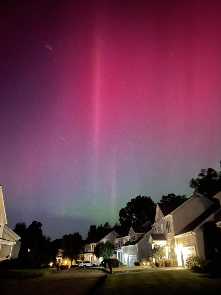 yarli1's tweet photo. Northern lights in my backyard https://t.co/tsvCtbZv7H