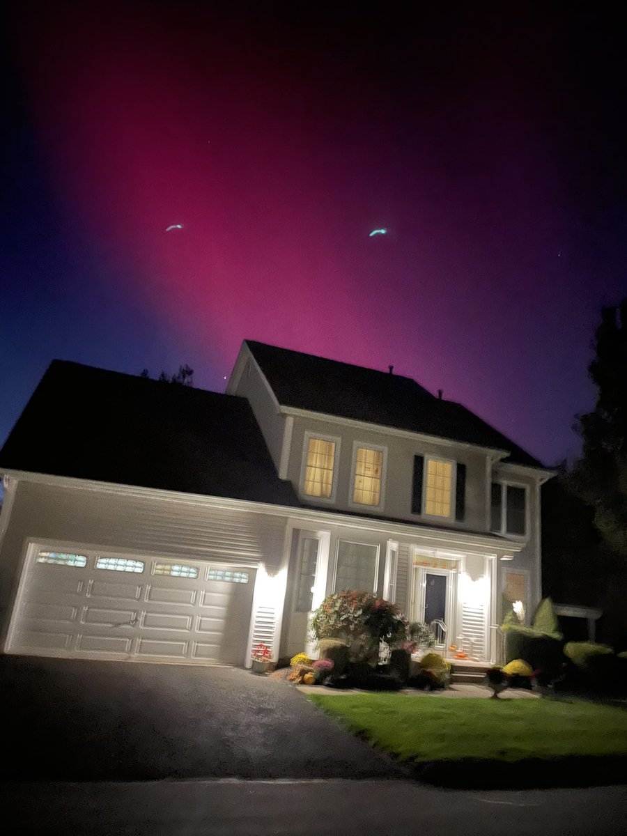 yarli1's tweet photo. Northern lights in my backyard https://t.co/tsvCtbZv7H