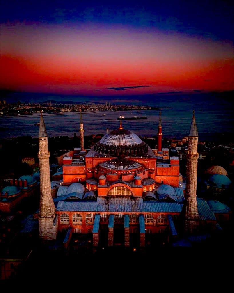 "İman edip dünya ve âhiret için yararlı işler yapanlar bilmelidirler ki, biz güzel iş yapanların ecrini asla zâyi etmeyiz."

Kehf Suresi / 30