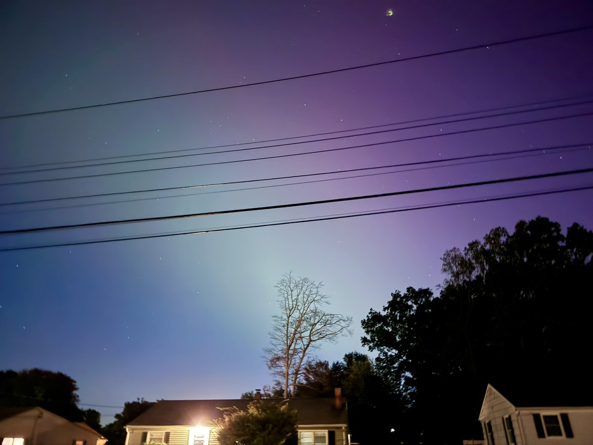 WinstonPuddles's tweet photo. We got to see the #northernlights #aurora #Aurorborealis at owr house. https://t.co/0MUFMeiJc2