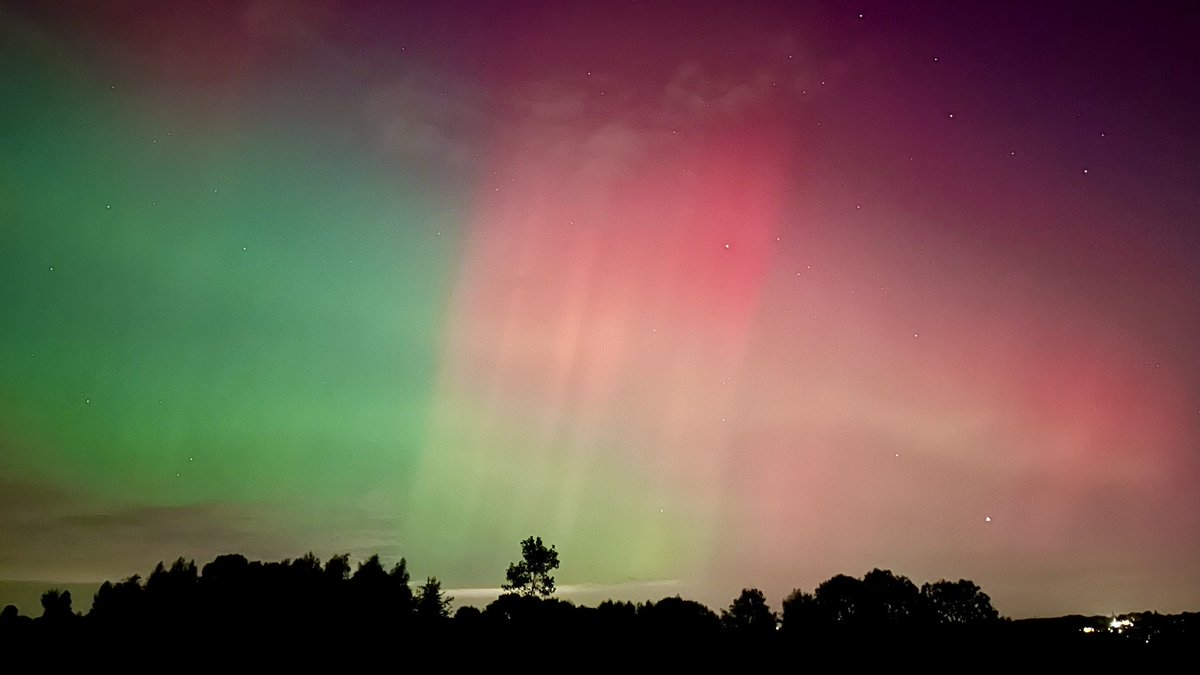 rafaschou's tweet photo. Aurora outside London, UK. #Auroraborealis #northernlights @bbcweather @BBCNews https://t.co/V5dTSoKCNS