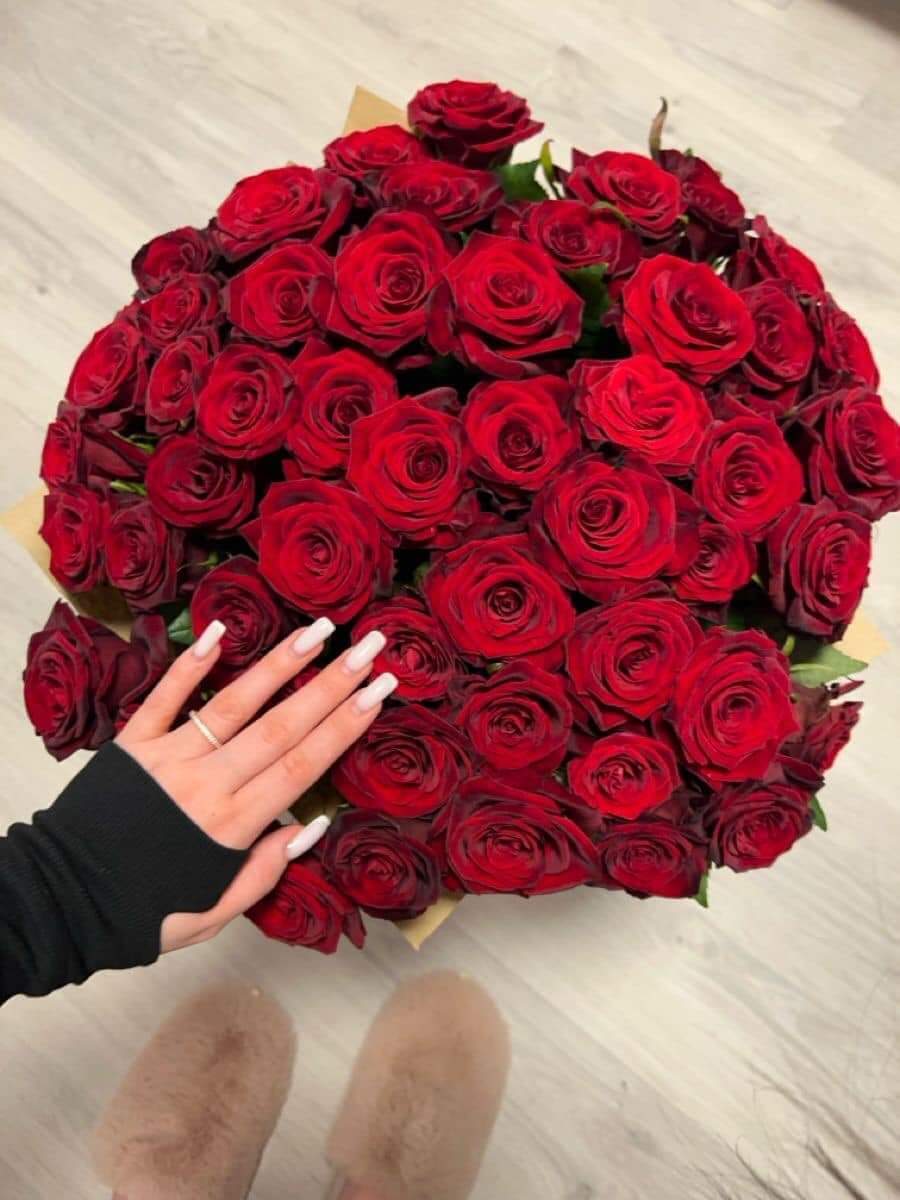 " احداهنّ تُحب الورد الأحمر جداً"♥️