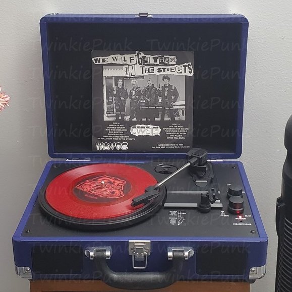 TwinkiePunk's tweet image. Code-13 'Doomed Society' ep on red vinyl.  Released by Havoc Records in 1995.
#Code13 #DoomedSociety #HavocRecords #RedVinyl #ColoredVinyl #VinylRecords