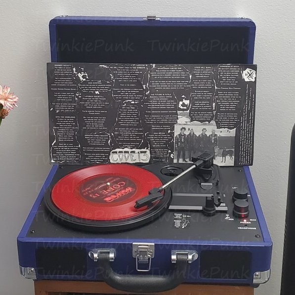 TwinkiePunk's tweet image. Code-13 'Doomed Society' ep on red vinyl.  Released by Havoc Records in 1995.
#Code13 #DoomedSociety #HavocRecords #RedVinyl #ColoredVinyl #VinylRecords