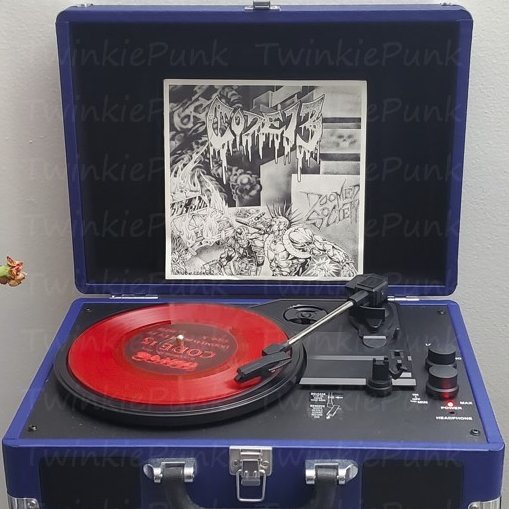 TwinkiePunk's tweet image. Code-13 'Doomed Society' ep on red vinyl.  Released by Havoc Records in 1995.
#Code13 #DoomedSociety #HavocRecords #RedVinyl #ColoredVinyl #VinylRecords