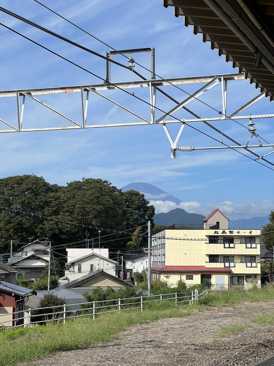 ngam30's tweet photo. 今朝の御殿場線松田駅からの富士山。

この時期からは、いつ山頂付近に雪が乗っかってくるかを観測するのが毎日の楽しみ https://t.co/2T0c89i014