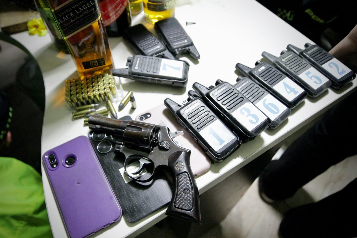 SeguridadBOG's tweet photo. #AEstaHora tres #capturadas por tráfico de estupefacientes en establecimientos que funcionan como fachada de sindicatos en la Primero de Mayo.
@PoliciaBogota halló arma de fuego, cocaína, marihuana y lista de control de horarios con nombres de mujeres.
Los operativos no paran. https://t.co/tR6Tue4Pwc