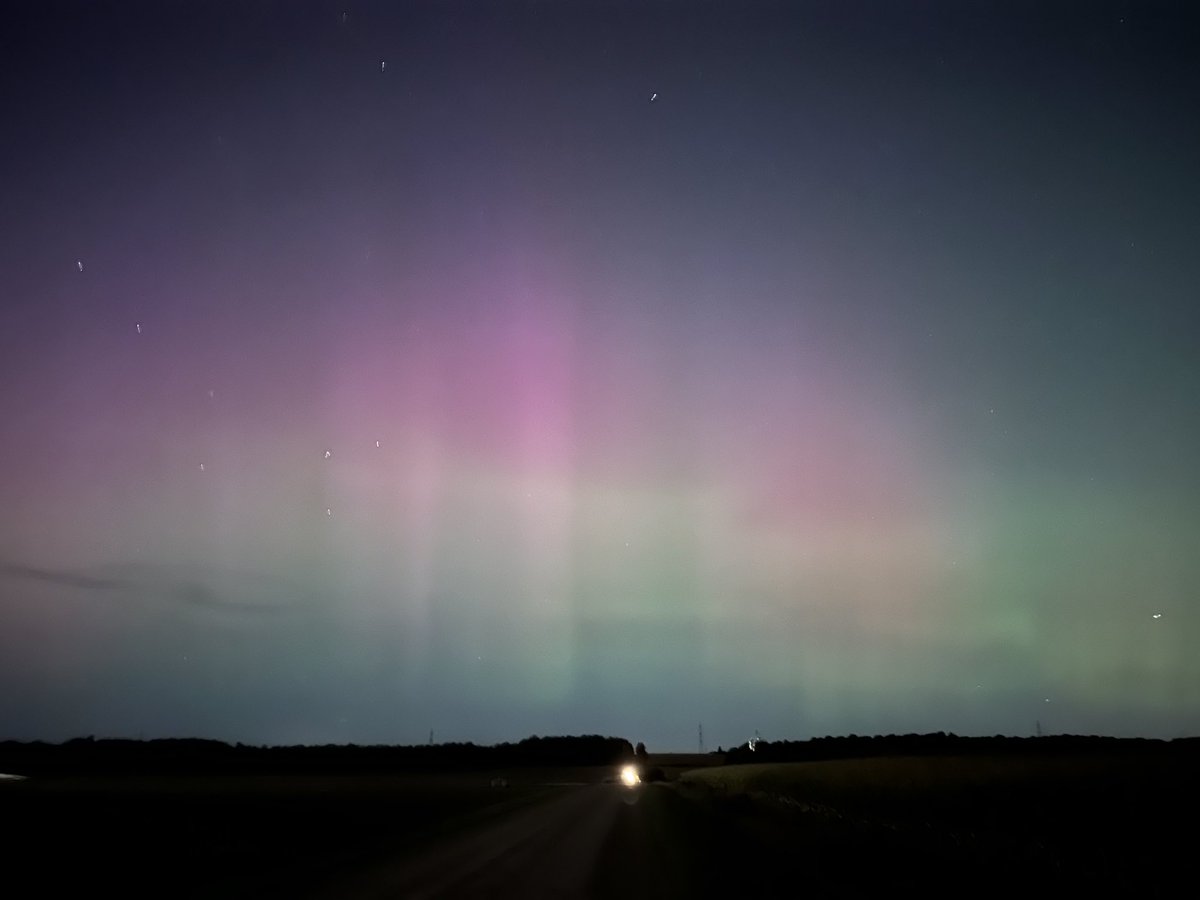 Northern Lights near New Hamburg Ontario 
#ShareYourWeather <a href="/weathernetwork/">The Weather Network</a> <a href="/StormhunterTWN/">Mark Robinson</a> <a href="/KMacTWN/">Kim MacDonald 🌻</a> <a href="/MurphTWN/">Chris Murphy TWN</a> <a href="/RachelSchoutsen/">Rachel Schoutsen TWN</a> <a href="/Lyndsay_CTV/">Lyndsay Morrison</a> #ONstorm #NortherLights #natgeo #nature #lights #weather #aurora #Auroraborealis #waterloo <a href="/CBCNews/">CBC News</a> <a href="/CBCAlerts/">CBC News Alerts</a>