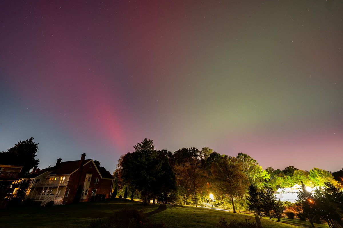 AdamBagun's tweet photo. Northern Lights from Fairfax, VA @capitalweather https://t.co/jnvdDf9z92