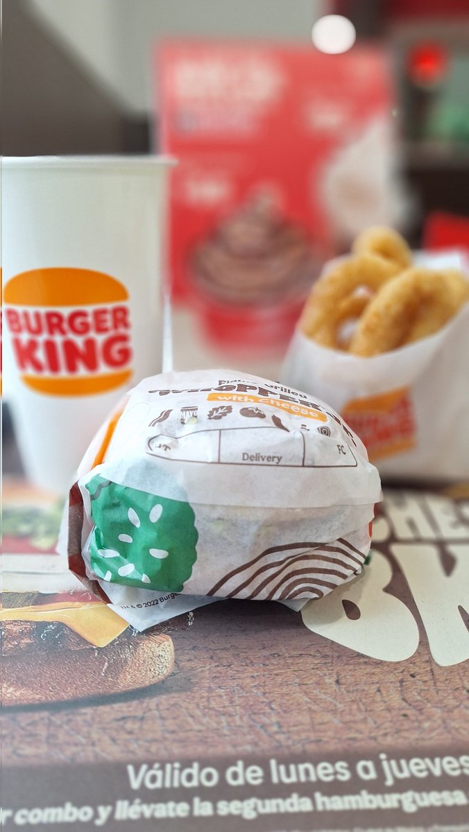 efrencasas's tweet photo. @BurgerKingMX @Profeco @AtencionProfeco Ese comercial es #publicidad engañosa. A mi me pusieron una #whopperjr y aros de cebolla. En el #anuncio aparecen papas y en ningún lado se ven las iniciales Jr #fail Muy mal por "el rey" 👎🏻 https://t.co/jKTfqi46jz
