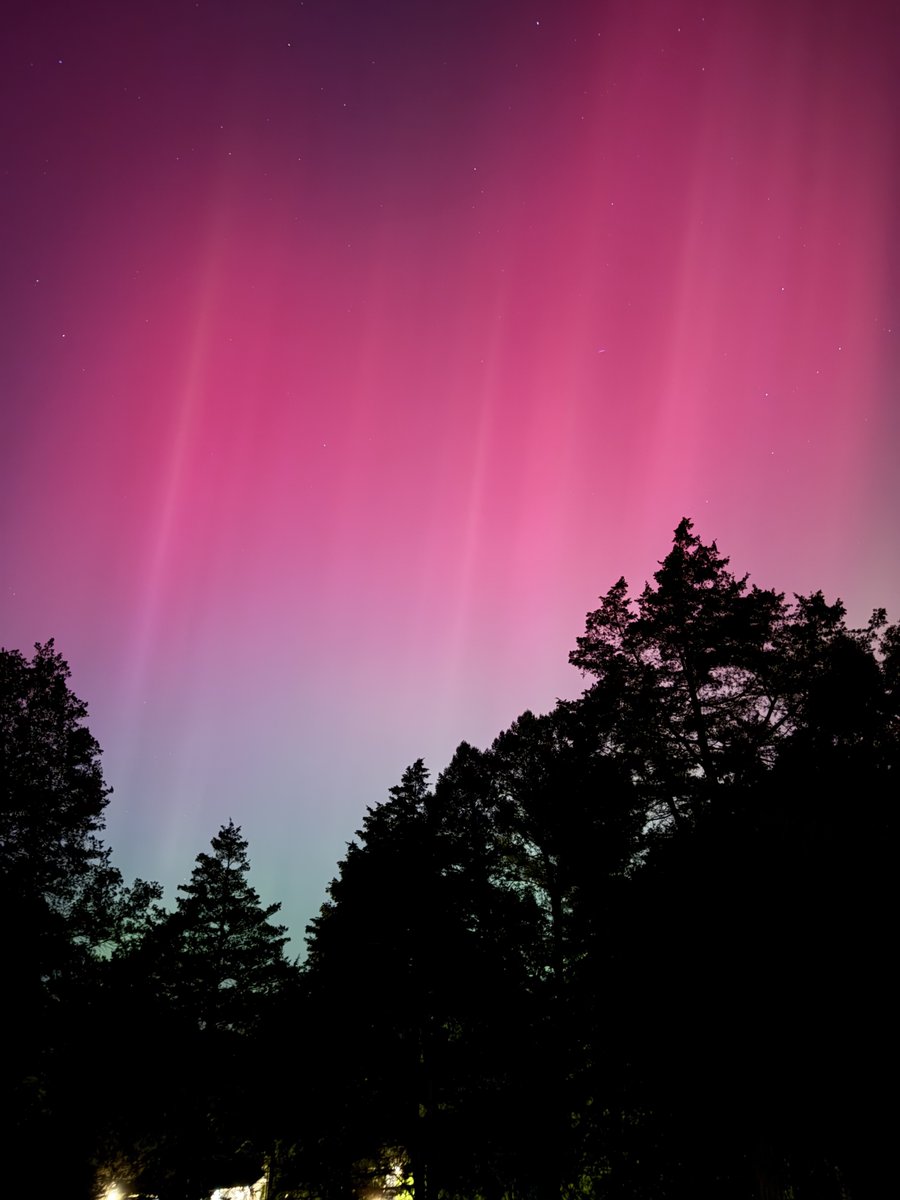 oldkayak's tweet photo. Beautiful northern light in Connecticut, USA! https://t.co/PWUKMl1Xq3