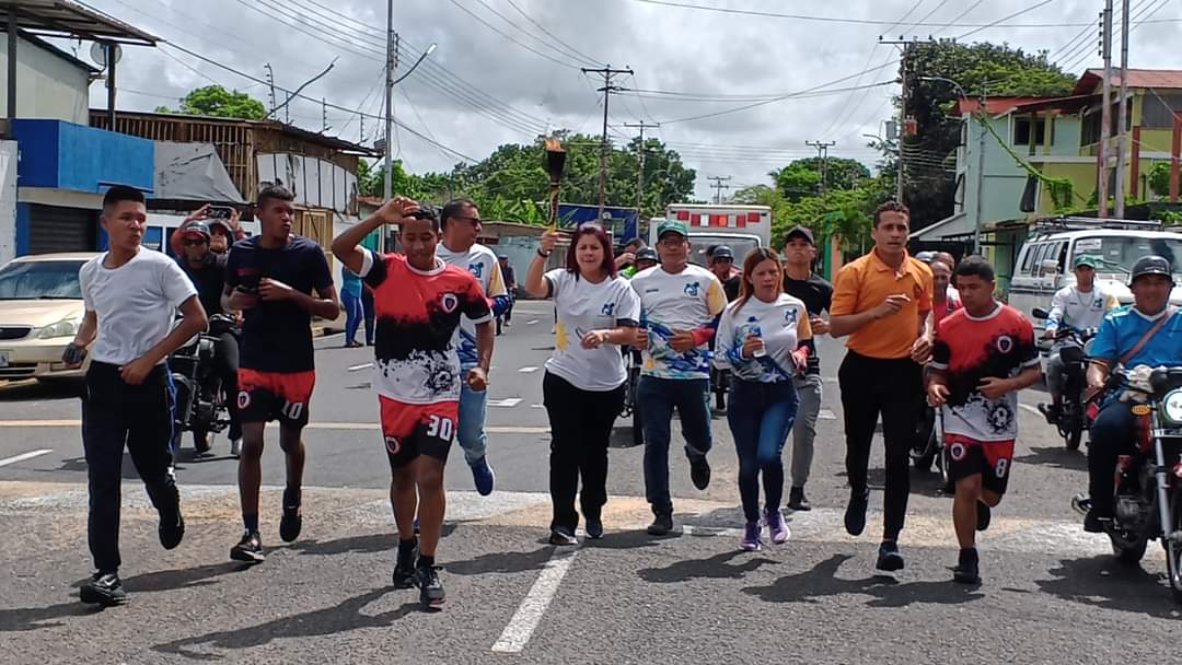 AtencionDelta's tweet photo. Recorrido por las instituciones Estadales y Nacionales de la antorcha de los Juegos Laborales XXVII.
#10Oct
#SomosSolNaciente https://t.co/dfxEMWiVjs