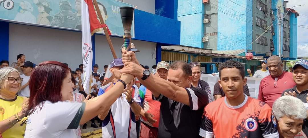 AtencionDelta's tweet photo. Recorrido por las instituciones Estadales y Nacionales de la antorcha de los Juegos Laborales XXVII.
#10Oct
#SomosSolNaciente https://t.co/dfxEMWiVjs