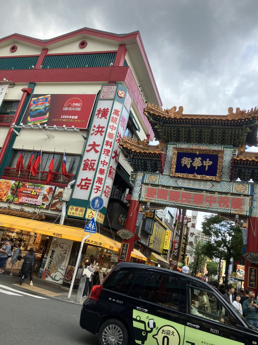 ROC_OSAKA_'s tweet photo. 雖然我不是中華民國人或者華僑華人，但是我是一個愛華日本人。
我今年也高擧我們中華民國國旗，很高興。
我覺得很多的日本民眾支持中華民國。謝謝來看我們。

今年も中華民国を愛する日本人として国慶のお手伝いおよびパレードでの国旗掲揚に参加しました。今年は日本人の観客も多く感謝です。 https://t.co/r1C35KttEl