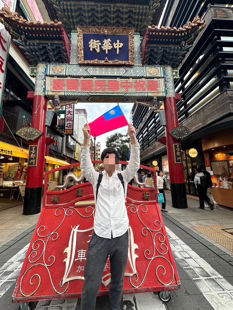 ROC_OSAKA_'s tweet photo. 雖然我不是中華民國人或者華僑華人，但是我是一個愛華日本人。
我今年也高擧我們中華民國國旗，很高興。
我覺得很多的日本民眾支持中華民國。謝謝來看我們。

今年も中華民国を愛する日本人として国慶のお手伝いおよびパレードでの国旗掲揚に参加しました。今年は日本人の観客も多く感謝です。 https://t.co/r1C35KttEl