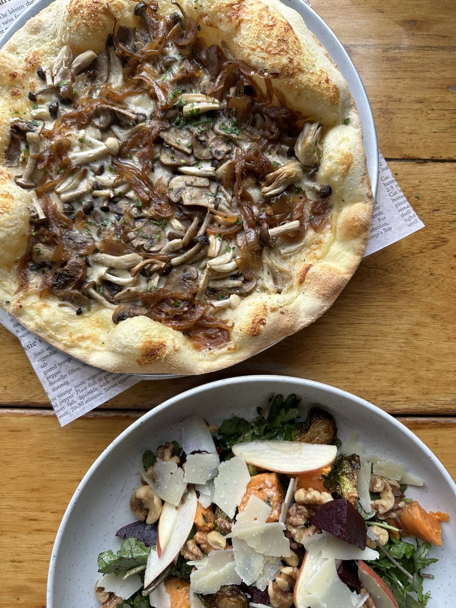 🍂🍕 Fall in love with our new Autumn menu item at Cardero’s: FUNGHI PIZZA! Featuring garlic cream, roasted mushrooms, caramelized onions, truffle, and Grana Padano—it’s a cozy flavor you won’t want to miss. Come taste the season!