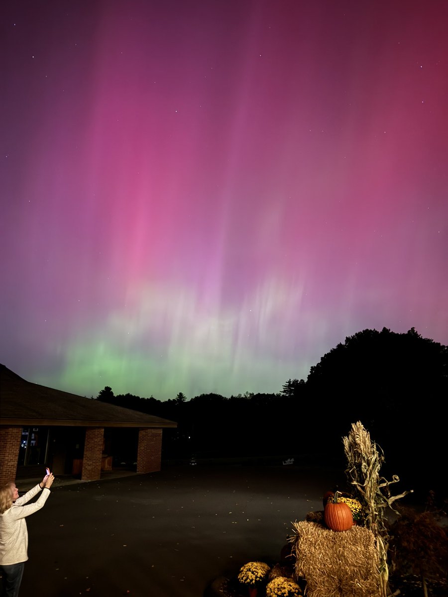 mafect's tweet photo. In Connecticut tonight 🌟 #northernlights #connecticut #ct https://t.co/eYa0xb42Gy