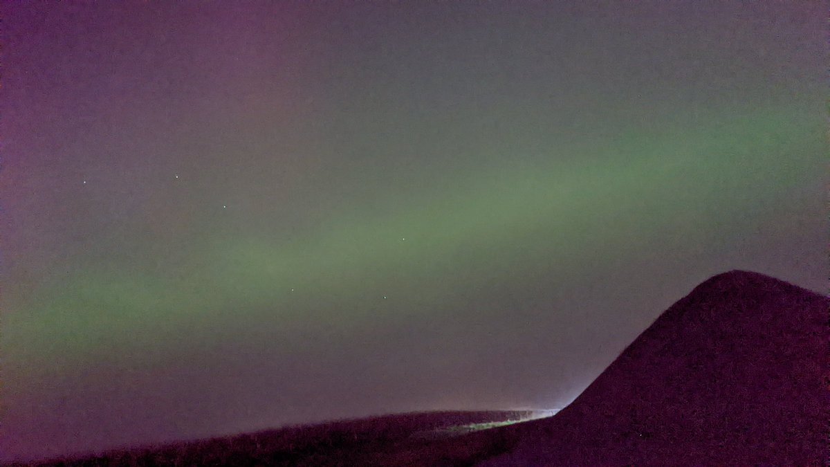 ZZaloudek's tweet photo. Aurora just north of Champaign! Faint but also visible to naked eye! https://t.co/TdbAK50fuh