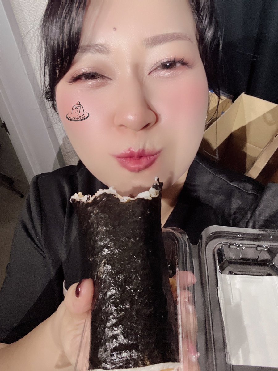 本日10/11(金)のぷり子さん🍮は、
【12:00-17:00】でお待ちしております🙋‍♀️🪐

今日は休憩中に海苔巻きをむさぼるぷり子さんです🍮🤤✌️
近くのまいばすけっとさんの海苔巻きがお気に入りでよくお昼ご飯に食べてます💓
浅草橋って色々なご飯屋さんもあるので行ってみたいなぁ🍽️✨

＝＝＝＝＝＝＝＝＝＝