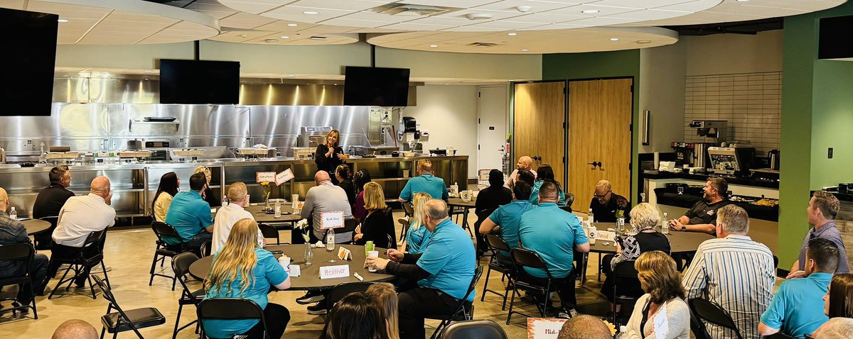 AlopezVelarde's tweet photo. Leadership lunch in with Elevate and Emerge !!! 🌶️🫶🥳 #ChilisHospitality #ChilisElevate #ChilisEmerge #OurPurpose https://t.co/wXEq4TKb6Z