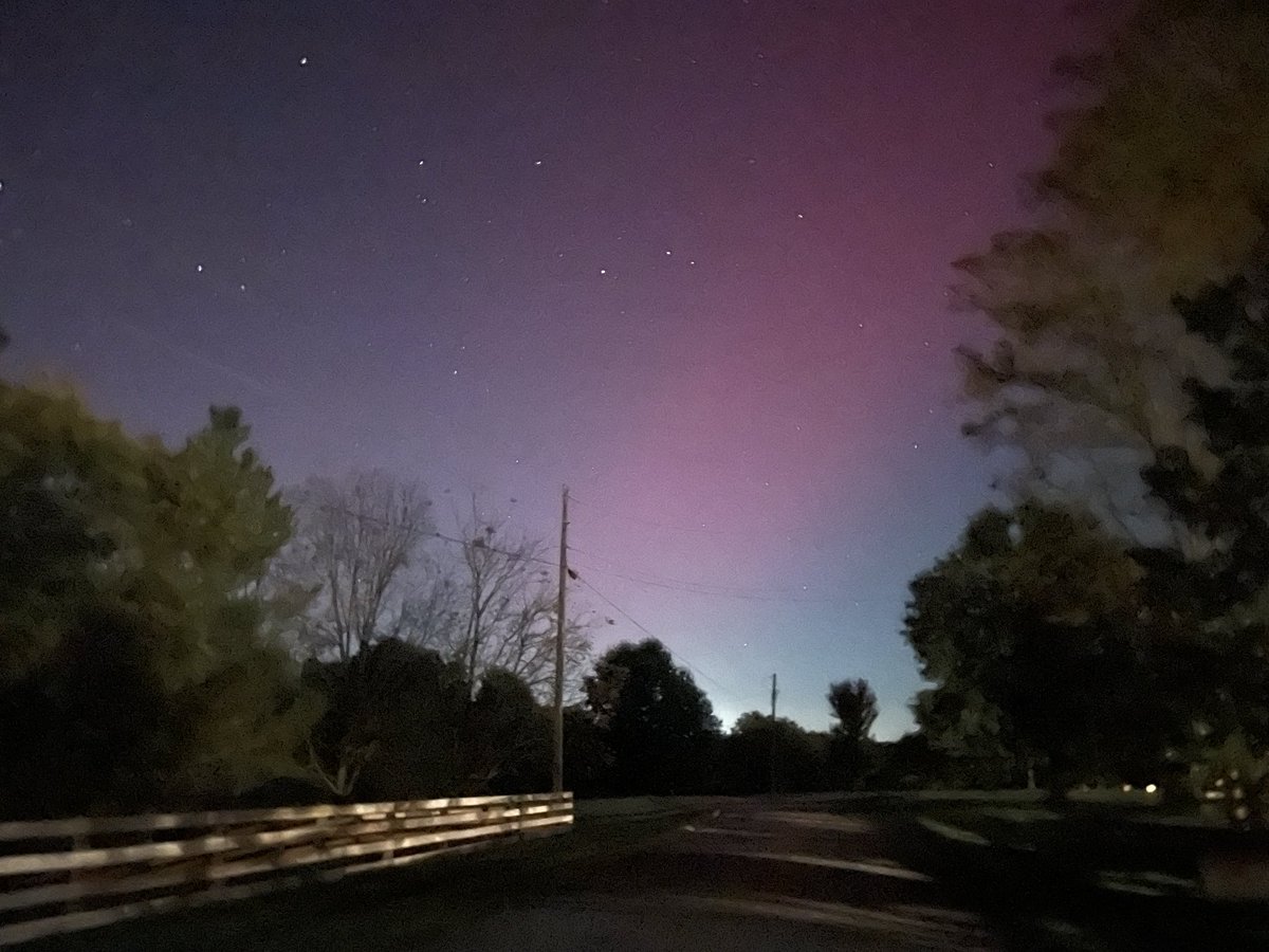 Js4J's tweet photo. Aurora Borealis, Lancaster, KY @Kentuckyweather https://t.co/V7DYDMPZXo