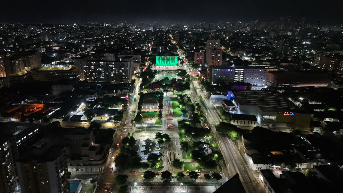 #AEstaHora edificios emblemáticos y lugares icónicos de nuestra ciudad se iluminan de verde en el #DiaMundialdelaSaludMental. Es un color que representa calma, bienestar, tranquilidad y esperanza.

#Barranquilla rinde homenaje a quienes han decidido partir y reafirma el