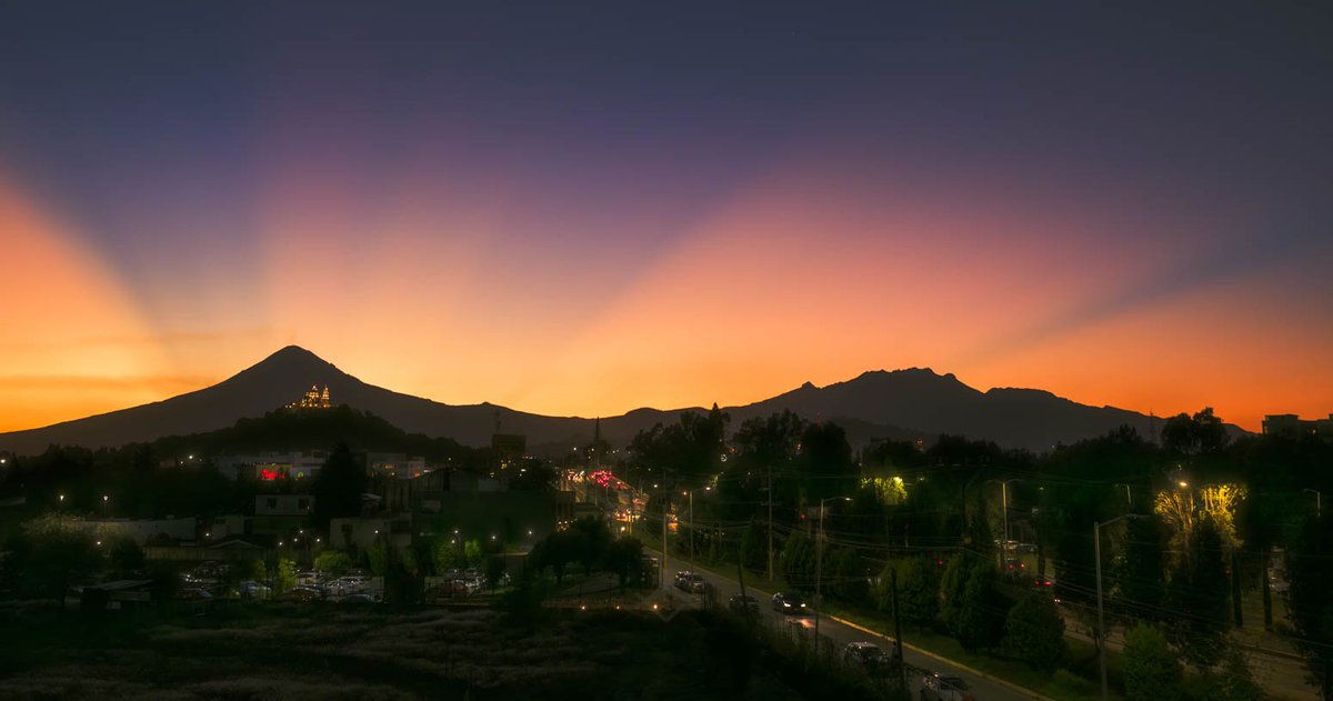 Así la tarde de hoy en Cholula, Puebla.

El Popocatépetl e Iztaccíhuatl al fondo