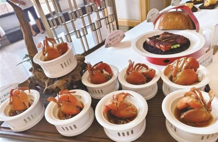 zhu_alice50849's tweet photo. 🦀here’s no better way to enjoy autumn than with crab simmered in yellow wine. This traditional dish captures the essence of the season in every bite. #FallCuisine #YellowWineCrab #AutumnDelights https://t.co/Lq7iEBLSbv