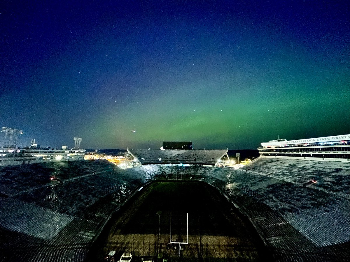Northern Lights look good over us! 🌌🟩