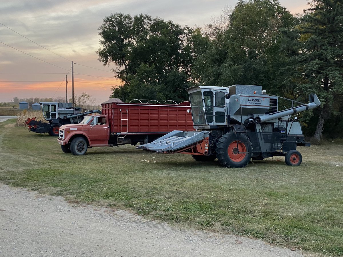 dertz19's tweet photo. What a top-notch custom harvesting setup looks like…... If it was 1978. #GleanerGetsItCleaner https://t.co/ECezXlJsdD