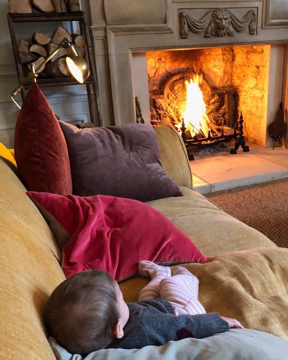 Yes, she exists. Our first non-blondie. 🤎✨