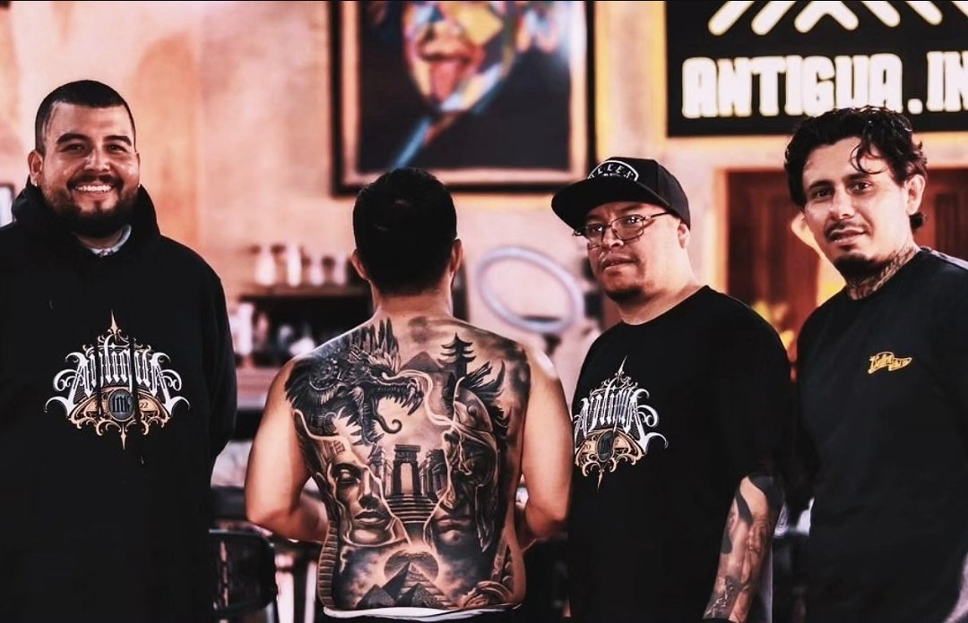 MonoCamaleon's tweet photo. Tengo la espalda soñada gracias a #AntiguaINK #FullBackTattoo https://t.co/tC5C3Qb7DA