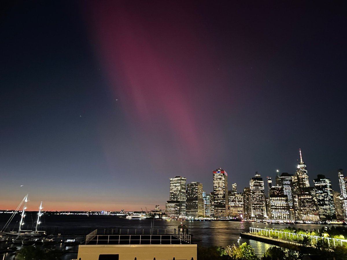 CerebrosG's tweet photo. Auroras boreales sobre Nueva York esta noche. https://t.co/iSh2olTx4o
