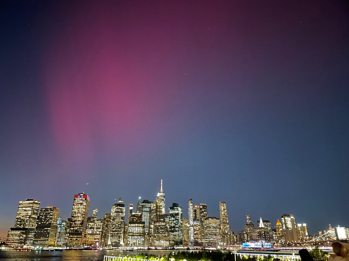 CerebrosG's tweet photo. Auroras boreales sobre Nueva York esta noche. https://t.co/iSh2olTx4o