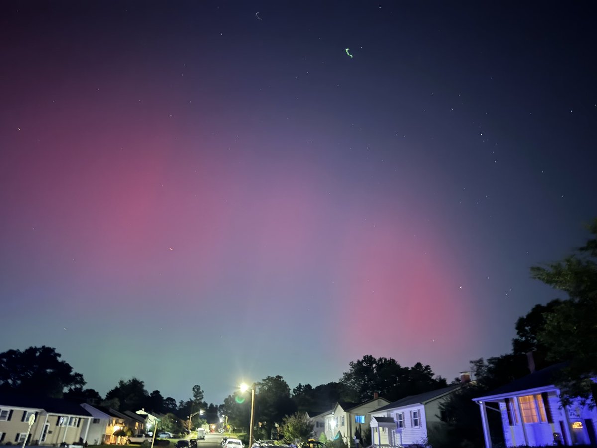 resqgal's tweet photo. The Northern Lights are back at 10:12! @capitalweather  @JustinWeather https://t.co/mHlEZndskR