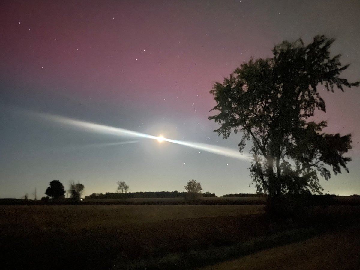 ITS_RIVARD's tweet photo. First time catching them. So worth the wait. #northernlights #Ontario https://t.co/tfoYUhFciX