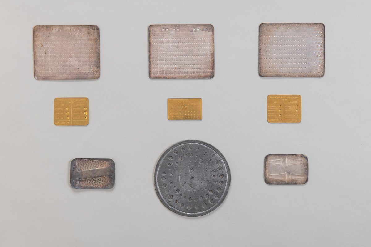 Afin de mieux contrôler la fraude sur les objets en argent, un système de contre-marques est institué en 1818. Elles sont frappées au moyen d’une petite enclume appelée bigorne. 

#art #culture #douane #histoiredefrance