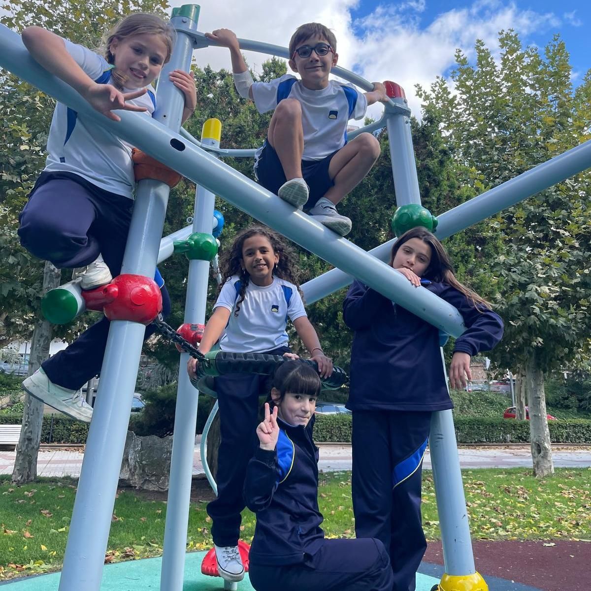 CIPenacorada's tweet image. 🚍📸 ¡Comenzamos el día con energía tras la excursión de ayer! Algunos alumnos ya disfrutaron de León, y otros se preparan para la suya hoy. Aquí unas fotos de un merecido descanso durante la visita a nuestra ciudad. 🌟 #ExcursiónEscolar #León #DescubriendoLeón