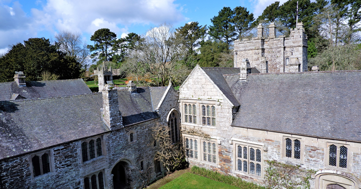 Catch the train 🚆 from a local #Plymouth station to Calstock, then follow the autumnal path to Cotehele Houe. Explore 1300 acres of colourful grounds and historic sites. More information and map to download here ☞ tinyurl.com/2c9fafre
#plymotion #plymouth