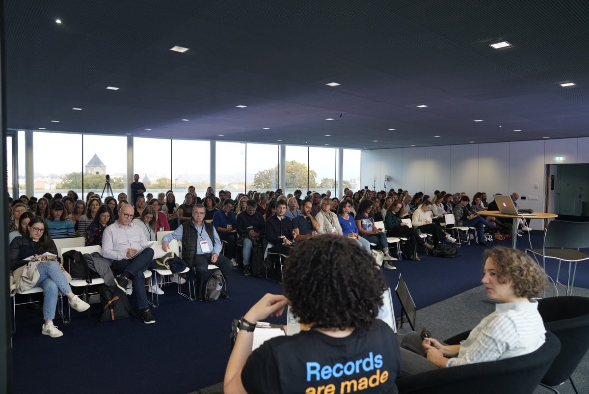 cap_com's tweet image. 📍2e jour de ces Rencontres #comnumerique 👋🧑‍💻 Allyson Jouin-Claude et @NoemieBuffault débutent la journée avec une mise en lumière de LinkedIn comme outil de marque employeur 🔍

« Ce n’est pas parce que c’est un réseau/plateforme pro que ce n’est pas dynamique et actuel ! »