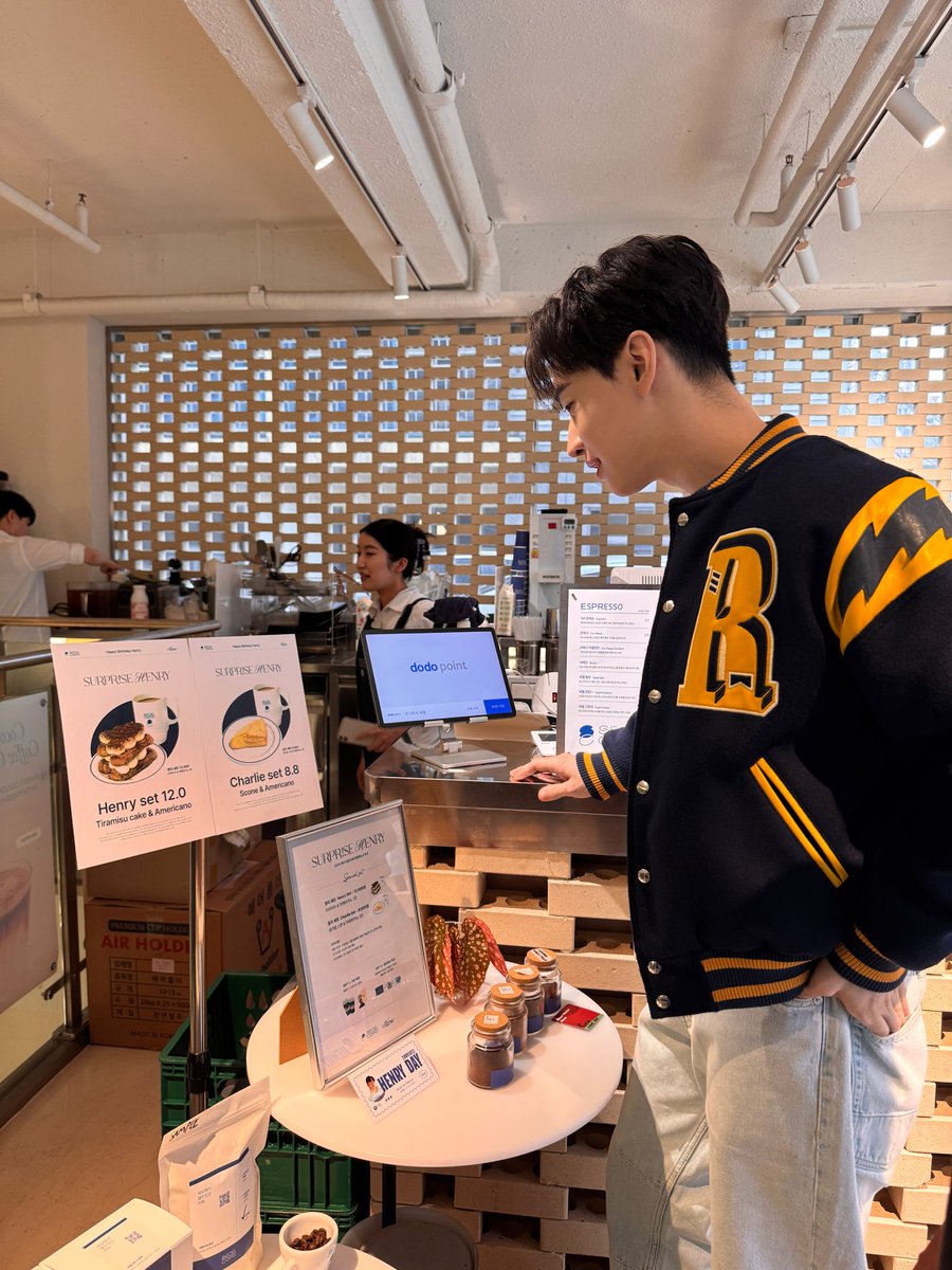 henrylau89's tweet image. time for cake and candles🎂