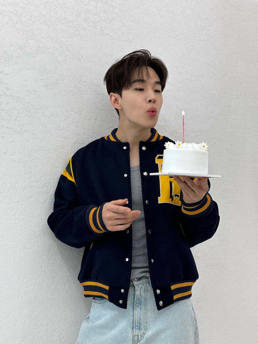 henrylau89's tweet image. time for cake and candles🎂