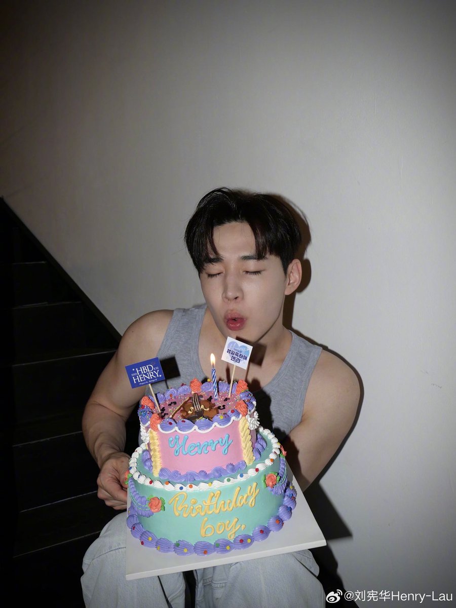 henrylau89's tweet image. time for cake and candles🎂