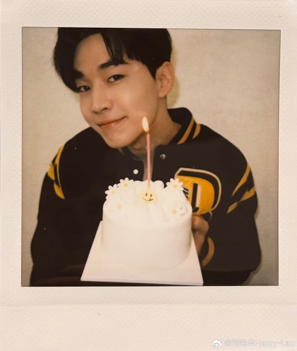 henrylau89's tweet image. time for cake and candles🎂