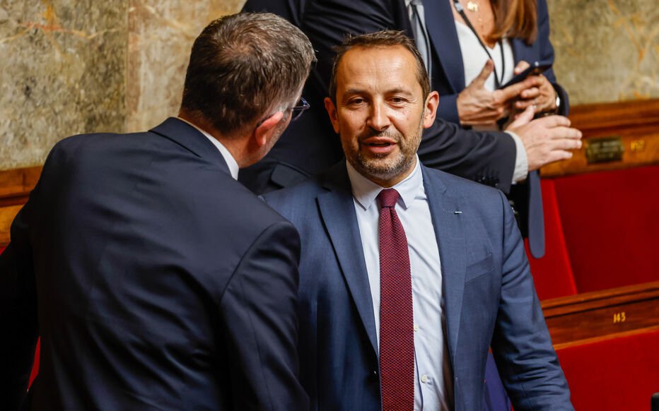 🔴⚡Info <a href="/lemondefr/">Le Monde</a> C'est officiel il y a bien eu des «deals» entre la Macronie et le RN | Le député RN <a href="/sebchenu/">Sébastien Chenu</a> révèle que les Macronistes pour sauver leurs postes viennent «taper à la porte sans arrêt, on nous joue du violon», une autre députée RN <a href="/diaz_edwige/">Edwige Diaz Ⓜ️</a> affirme que le