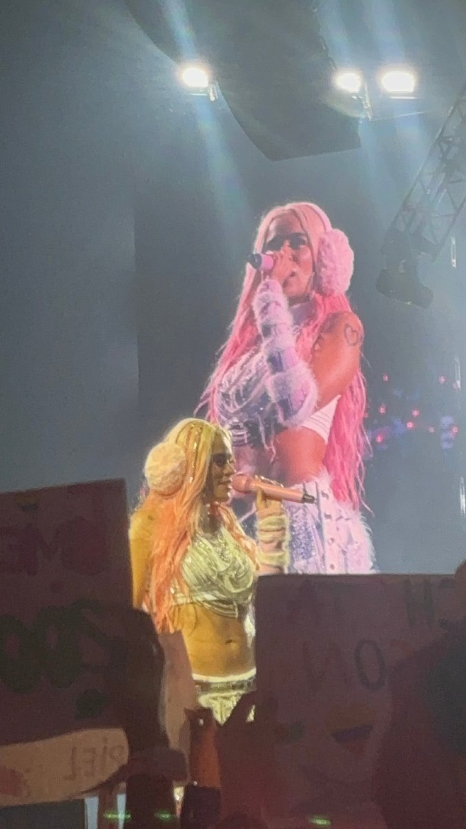 KarolGSpain1's tweet photo. Rescatamos una foto del Mañana Será Bonito Tour en Amberes. Tour para el ❤️❤️❤️ https://t.co/NuF4aRJbBH