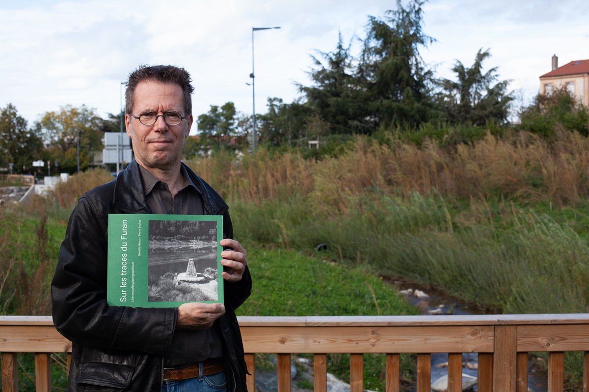 Il  est là ! Joie immense. Après deux années d'une enquête  pluridisciplinaire dirigée par Danièle Méaux, notre livre 'Sur les  traces du Furan - Une enquête photographique' est publié aux Editions Filigranes. (1/12)⬇️