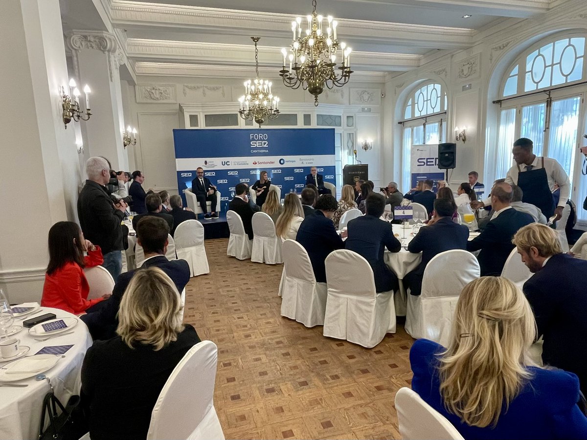 DelegGobCANT's tweet photo. 👥 La delegada del Gobierno, @eugeniasdr, asiste al desayuno informativo de @SER_Cantabria. 
#ForoSER https://t.co/hs5u1jazUg